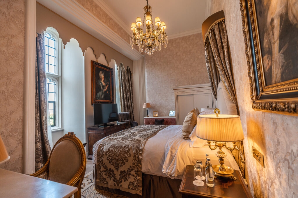 Add a Image to your rooms page side bar