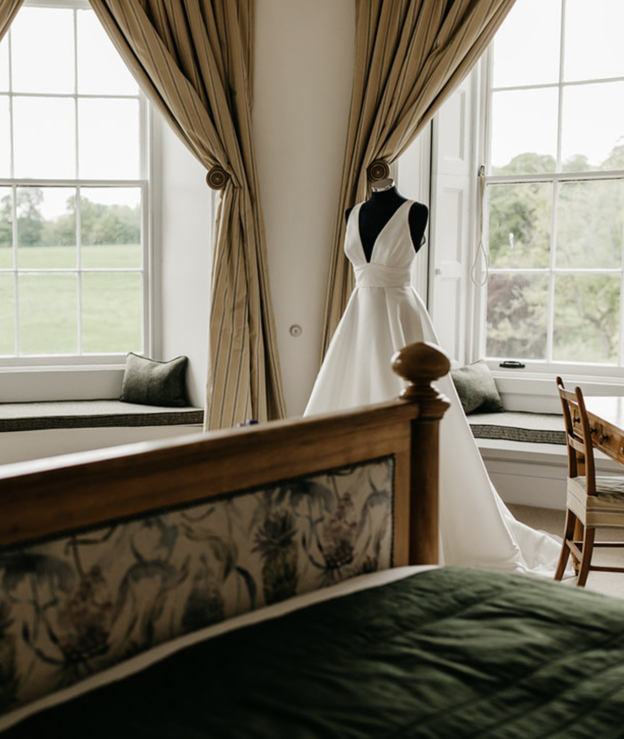 Add a Image to your rooms page side bar