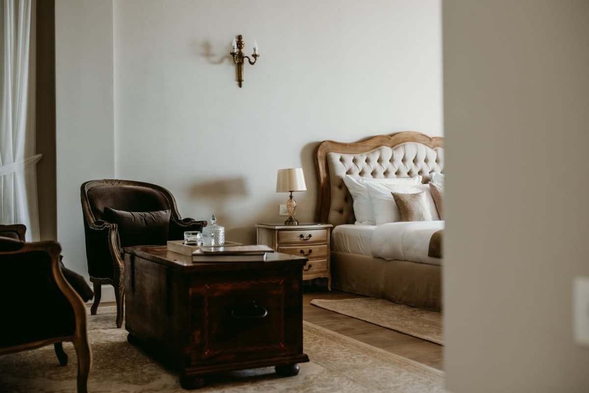 Add a Image to your rooms page side bar