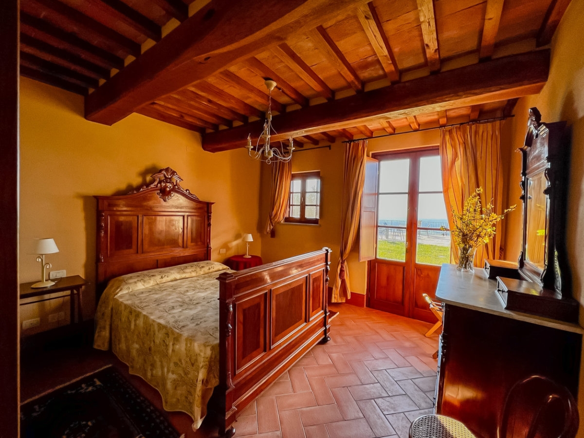 Add a Image to your rooms page side bar