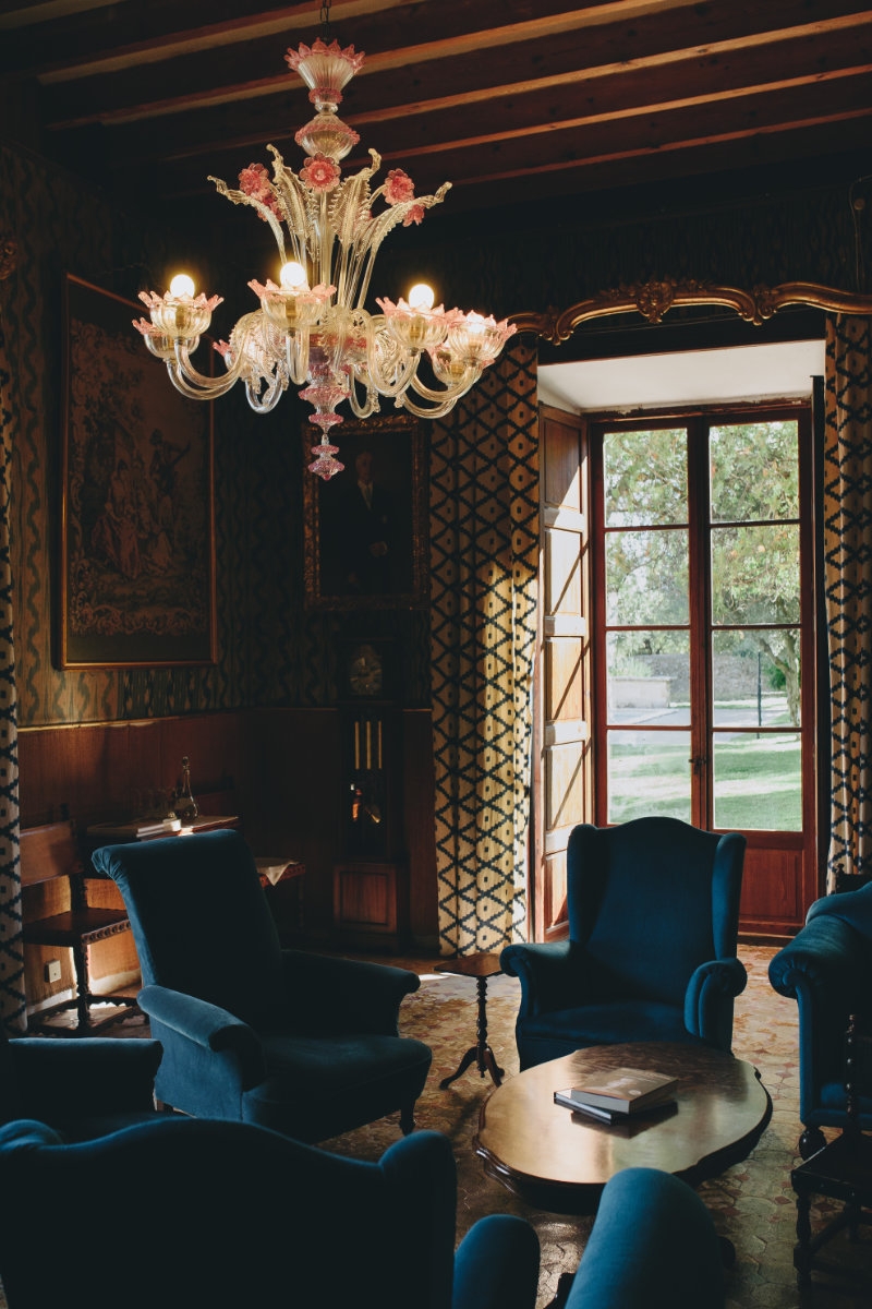 Add a Image to your rooms page side bar