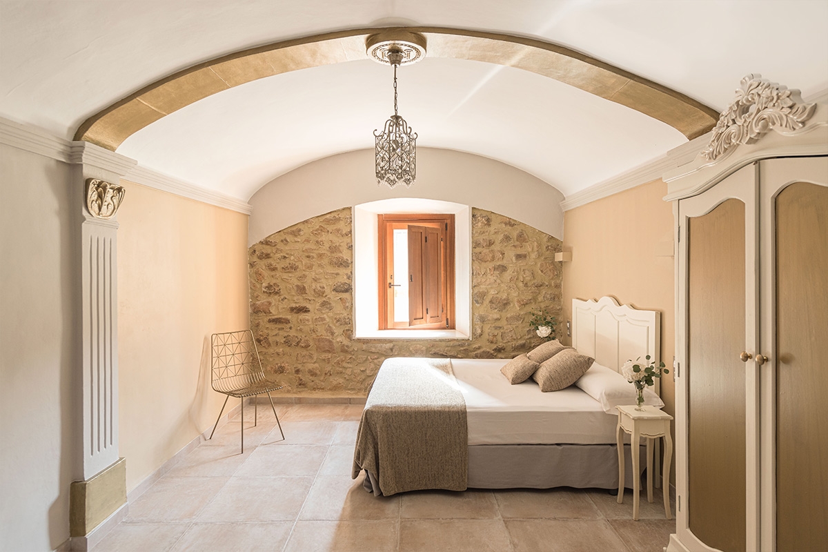 Add a Image to your rooms page side bar