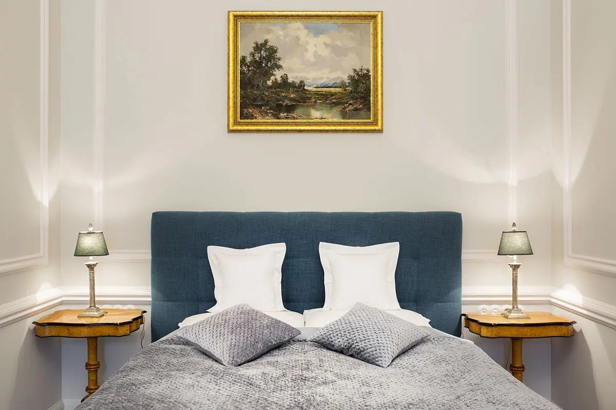 Add a Image to your rooms page side bar