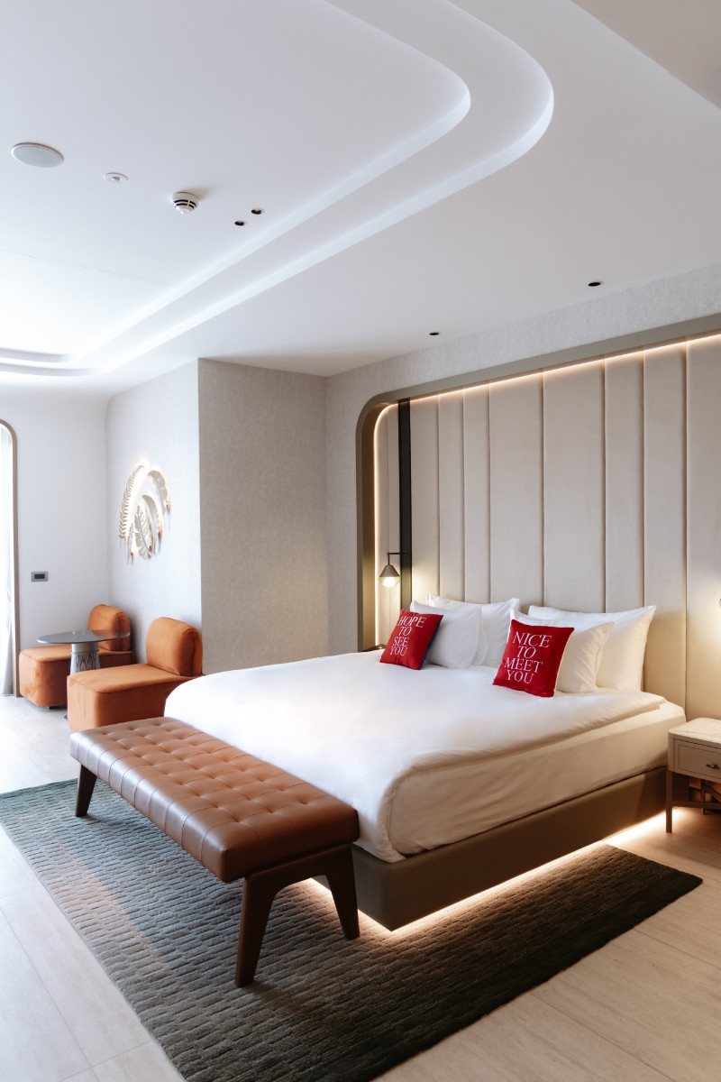 Add a Image to your rooms page side bar