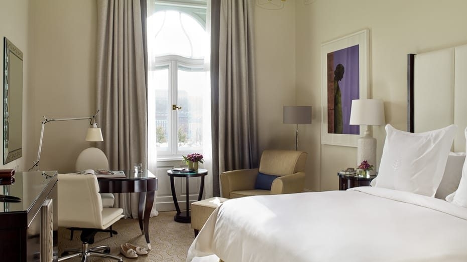 Add a Image to your rooms page side bar