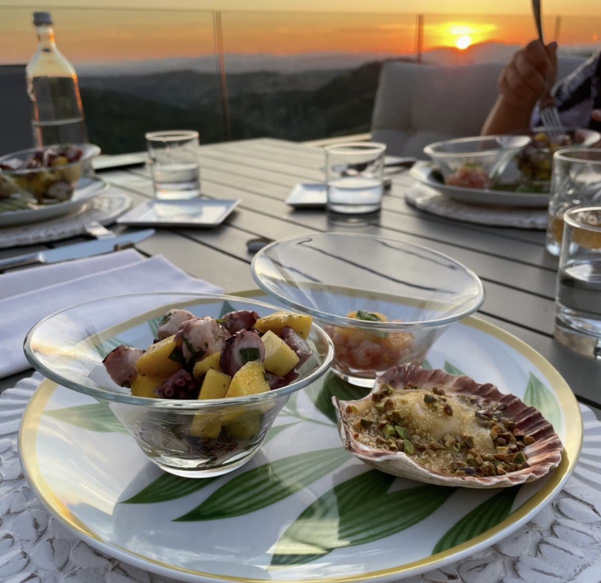Add a Image to your dining page side bar