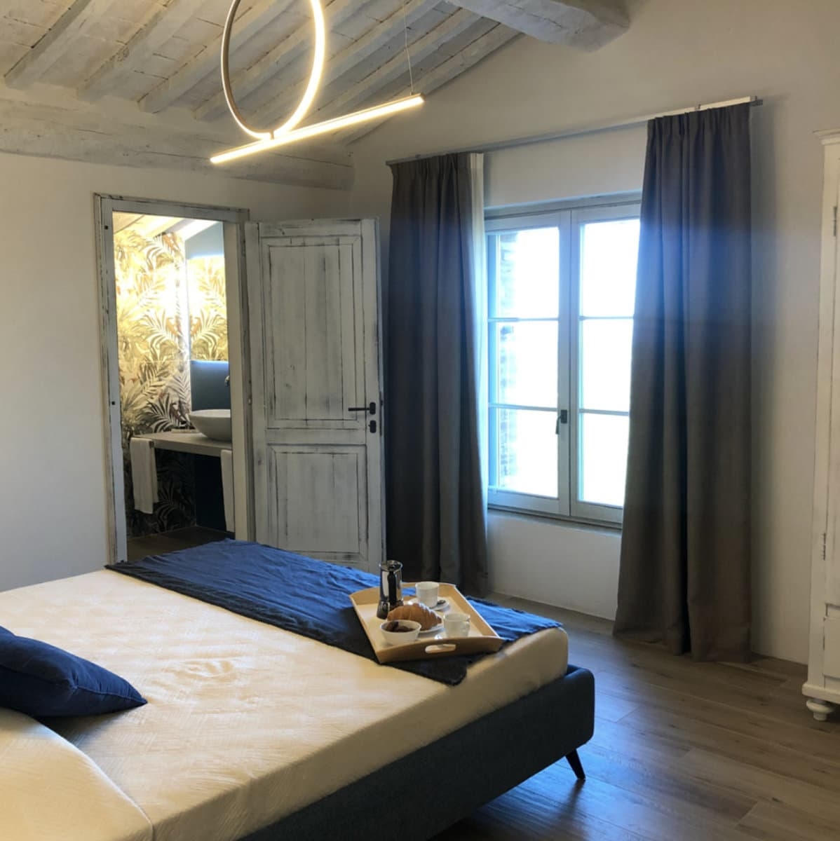 Add a Image to your rooms page side bar