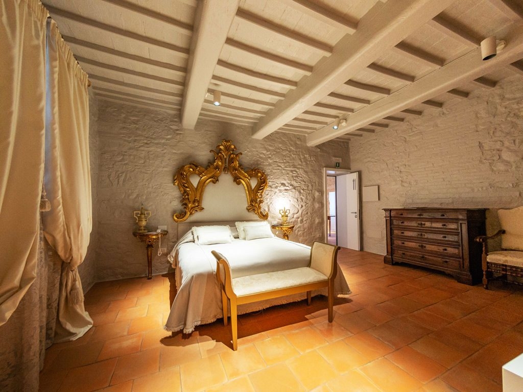 Add a Image to your rooms page side bar