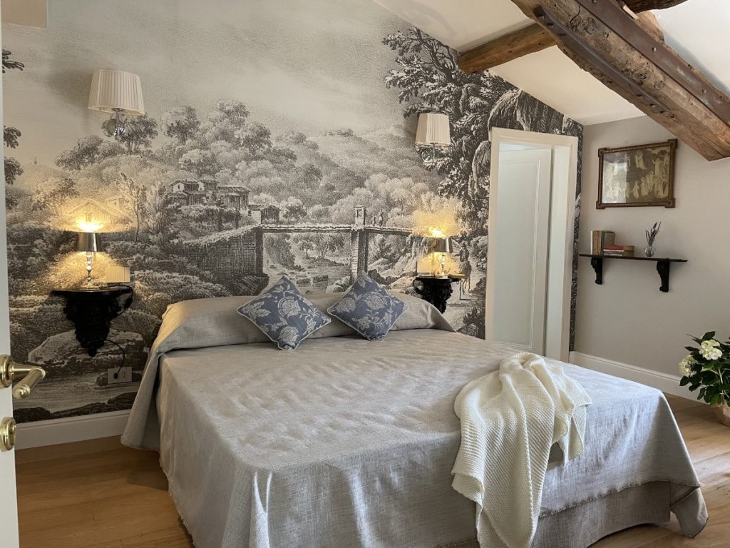 Add a Image to your rooms page side bar