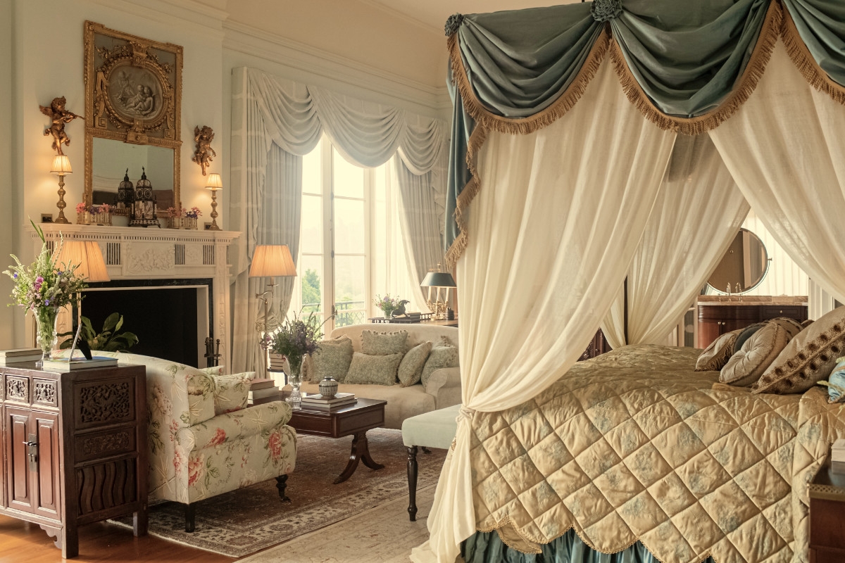Add a Image to your rooms page side bar