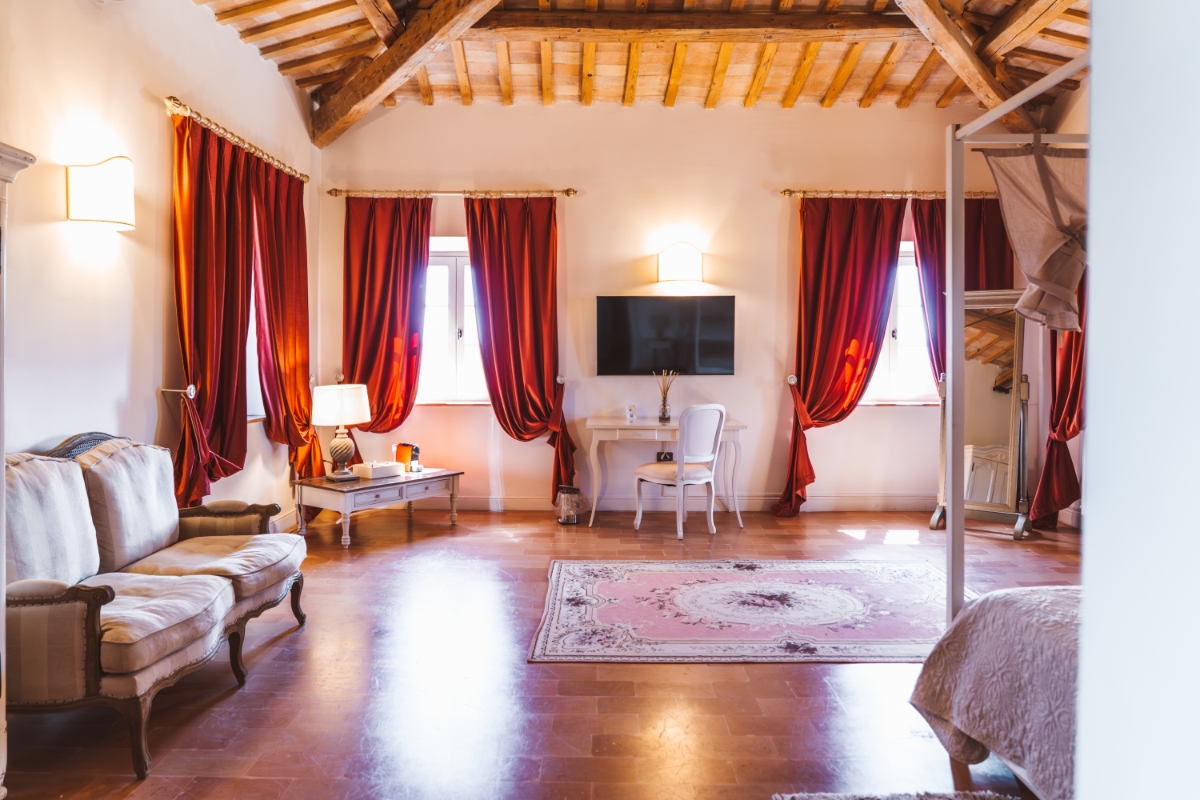 Add a Image to your rooms page side bar