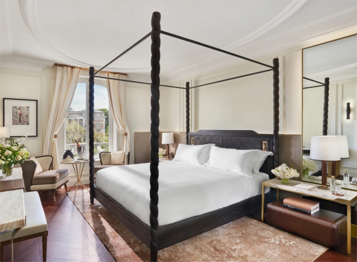 Add a Image to your rooms page side bar