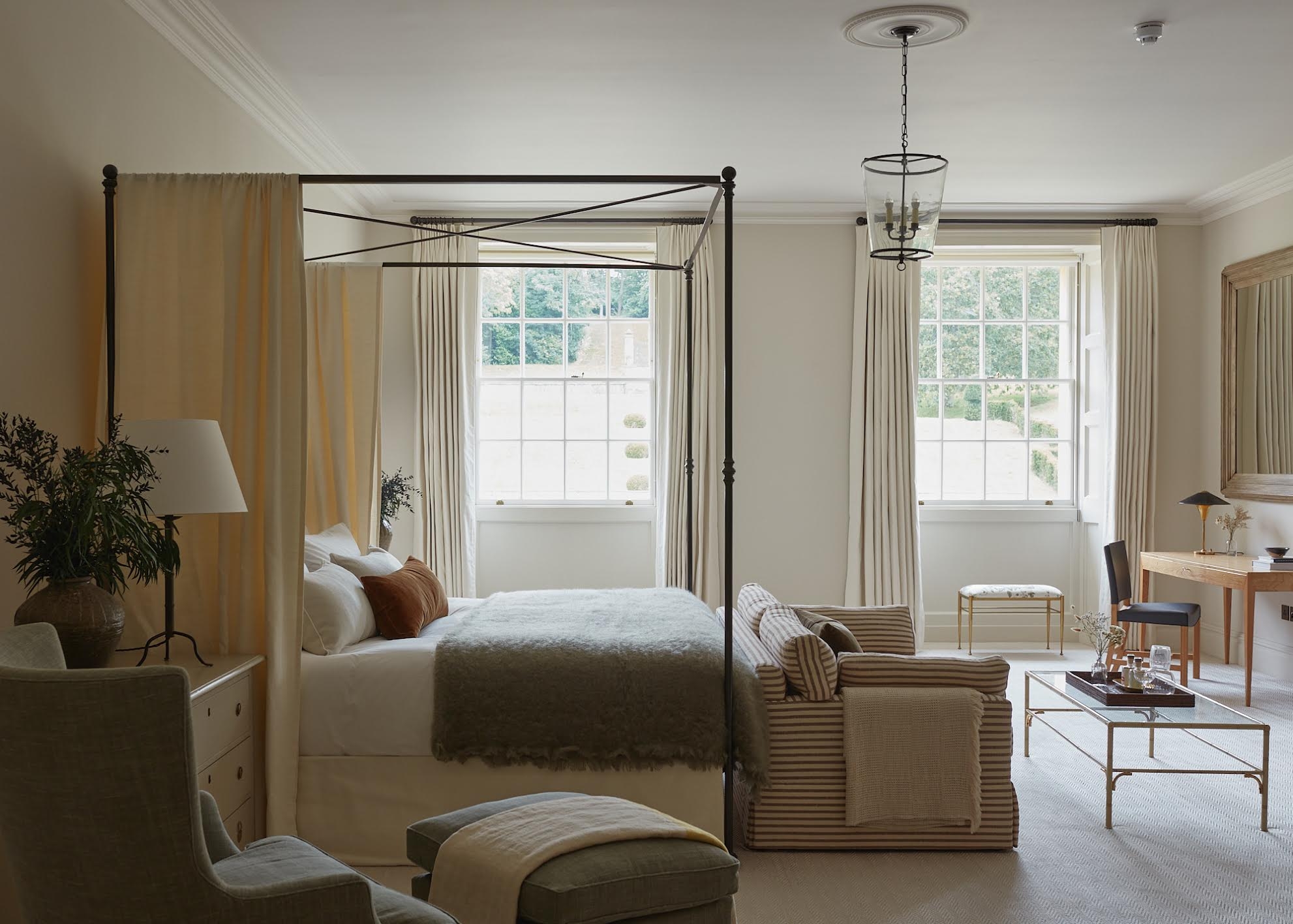 Add a Image to your rooms page side bar