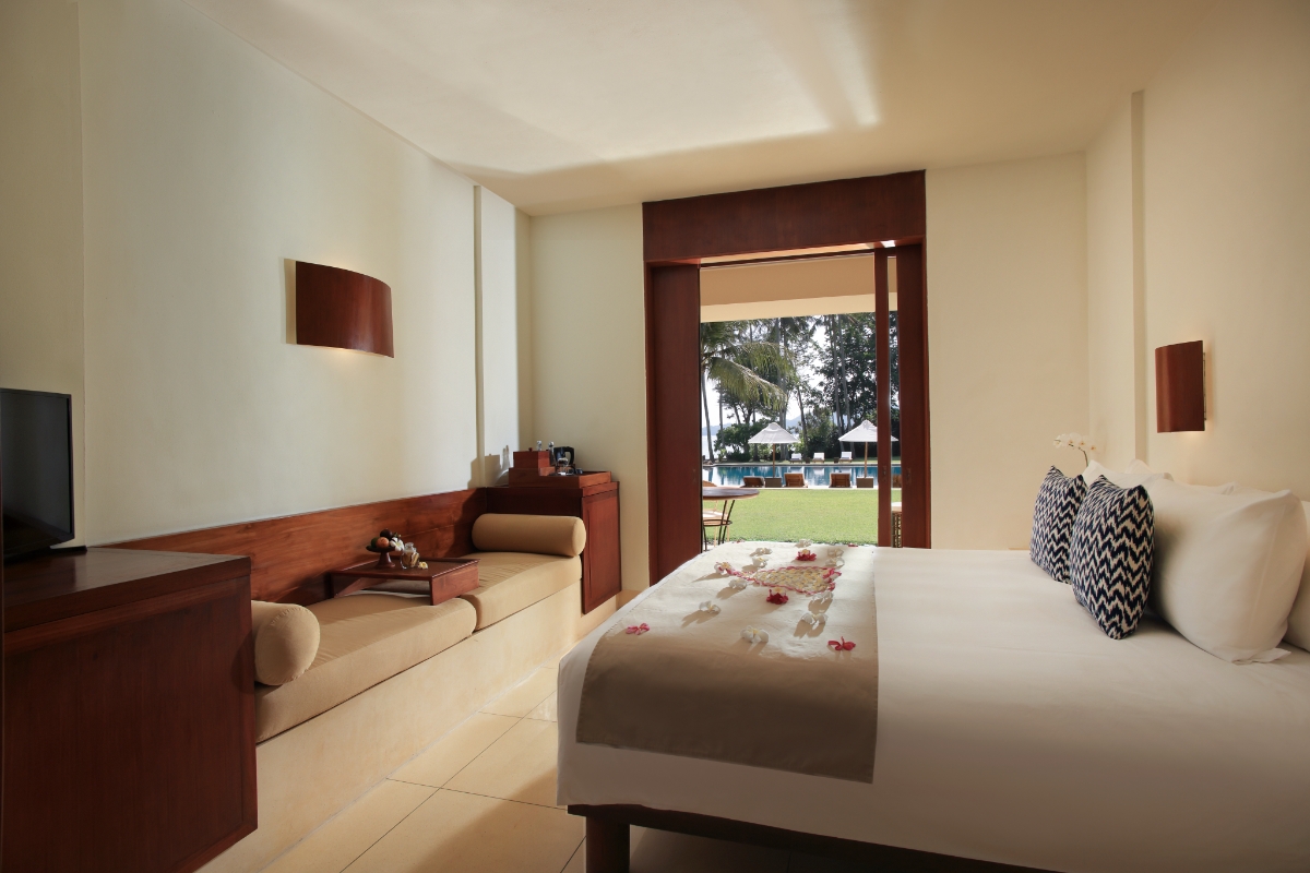 Add a Image to your rooms page side bar