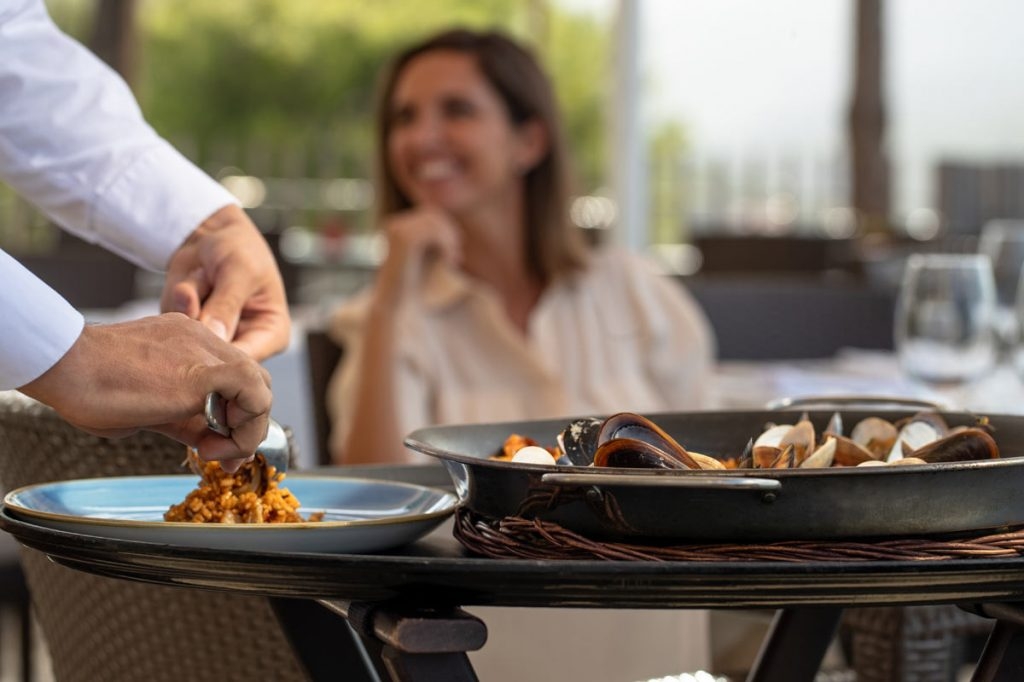 Add a Image to your dining page side bar