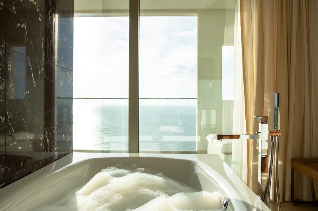 Add a Image to your rooms page side bar