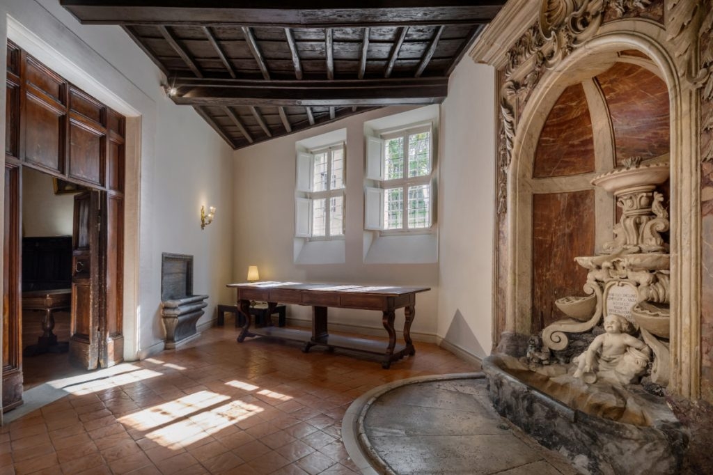 Add a Image to your rooms page side bar