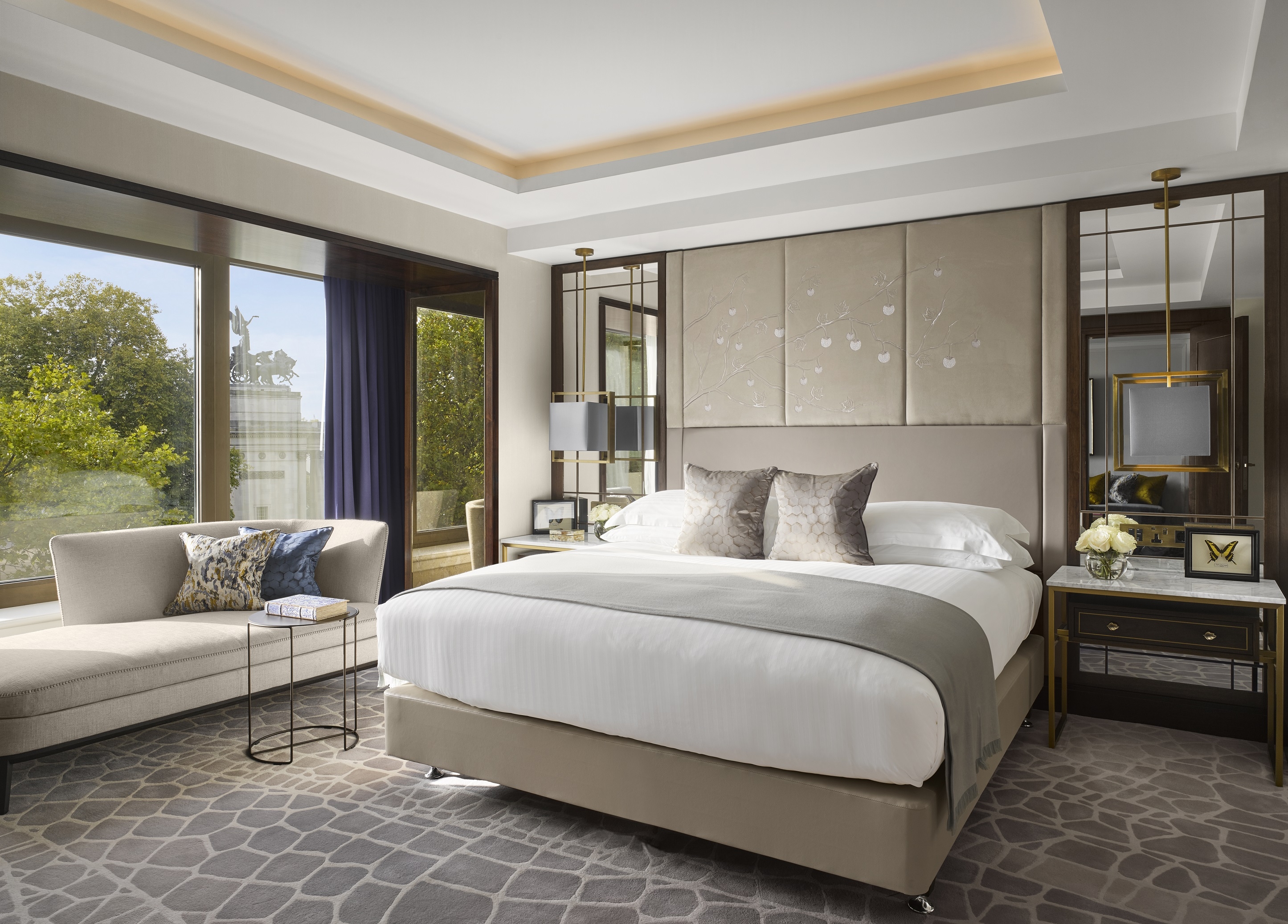 Add a Image to your rooms page side bar