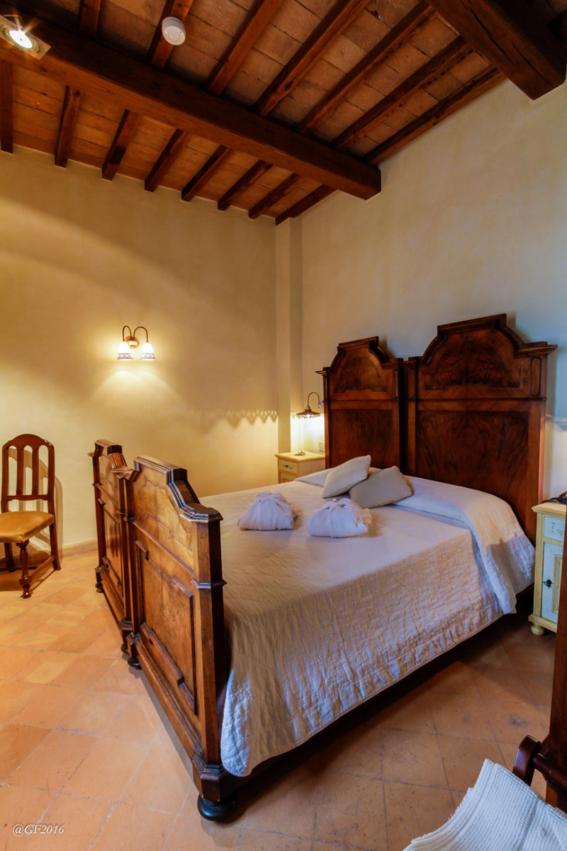 Add a Image to your rooms page side bar