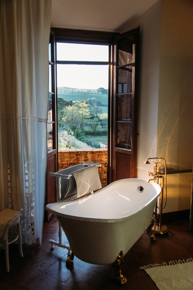 Add a Image to your rooms page side bar