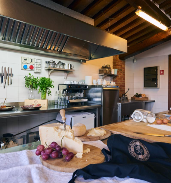 Add a Image to your dining page side bar