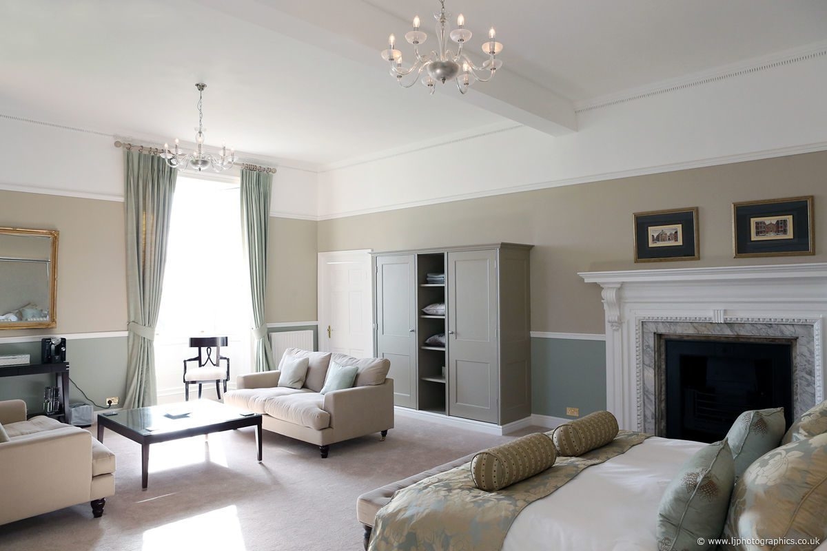 Add a Image to your rooms page side bar