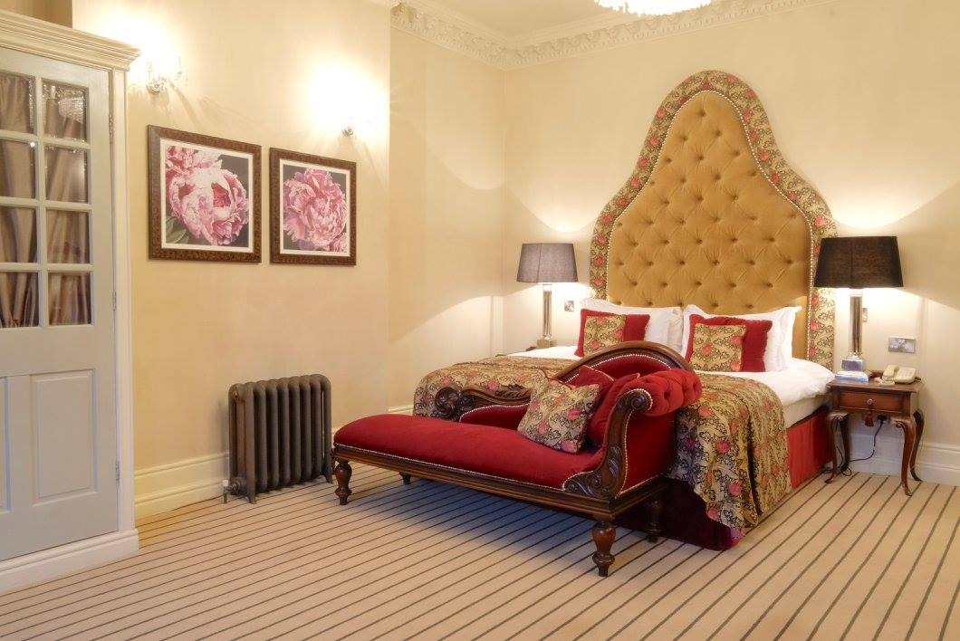 Add a Image to your rooms page side bar