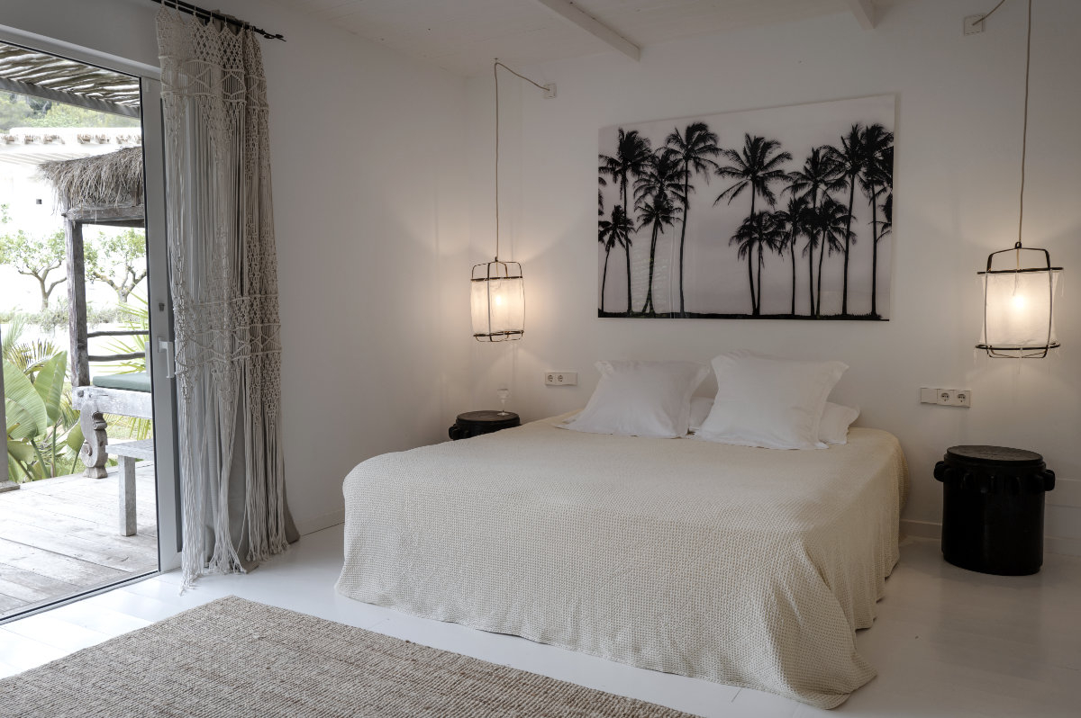 Add a Image to your rooms page side bar