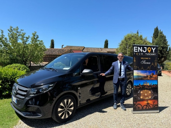 Guide welcoming visitors to Siena, Tuscany.