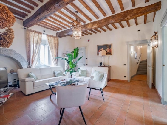 Bright, cozy living room with stylish furnishings and decor.