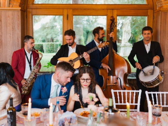 Live band entertaining guests during dinner.