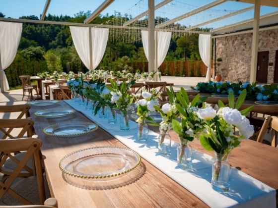 Beautiful table arrangement for a garden event