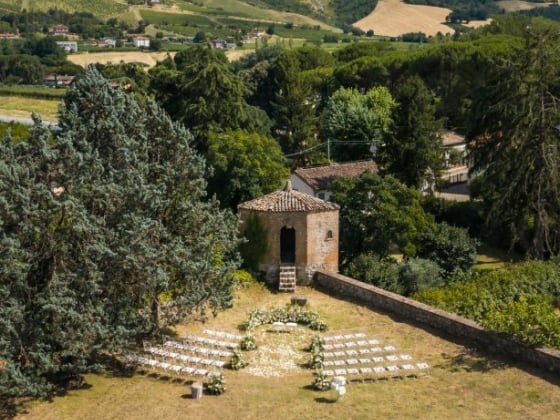An elegant ceremony space surrounded by greenery.