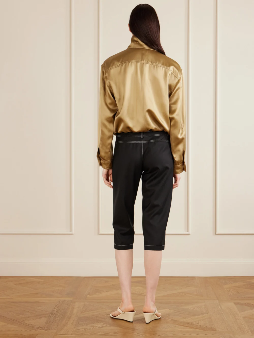 Back view of the Aflalo Zuri Wool-twill Slim-fit Capri Pants