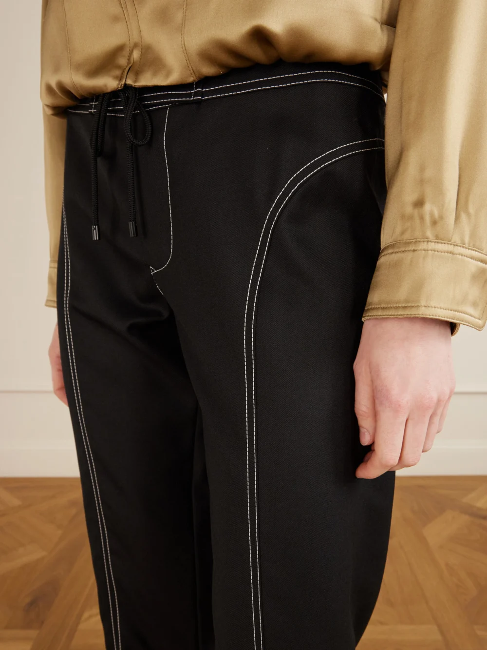 Close-up detail of the Aflalo Zuri Wool-twill Slim-fit Capri Pants
