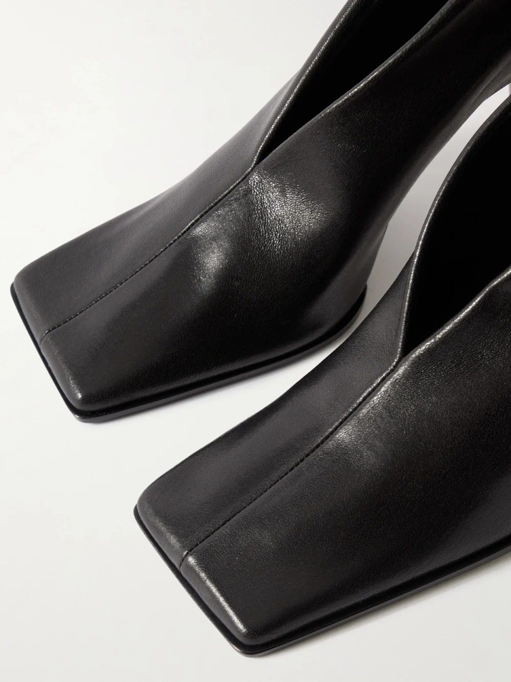 Close-up detail of the Alaïa 90 Leather Pumps