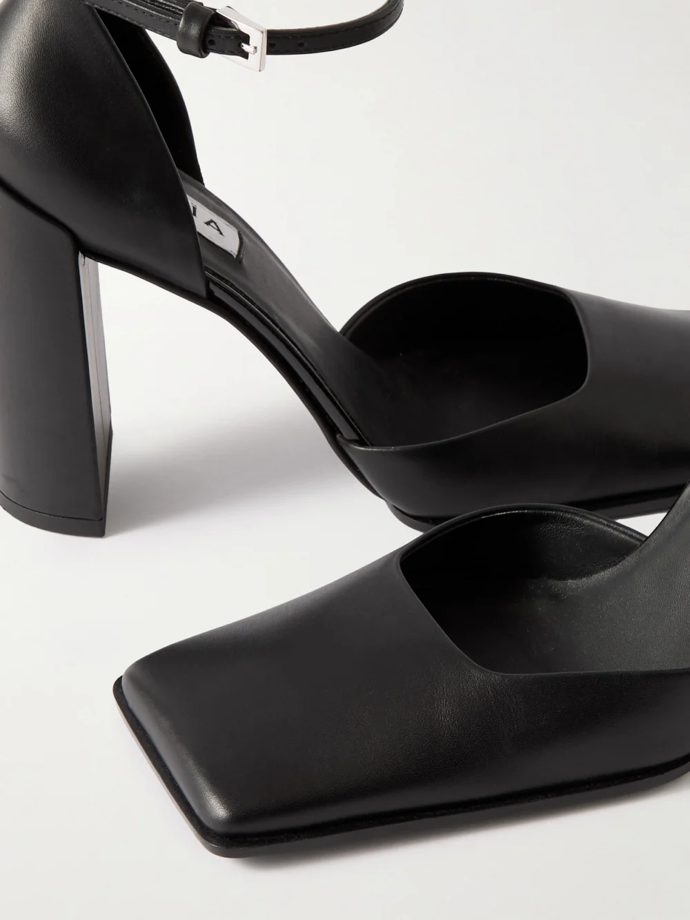 Close-up detail of the Alaïa 90 Leather Pumps