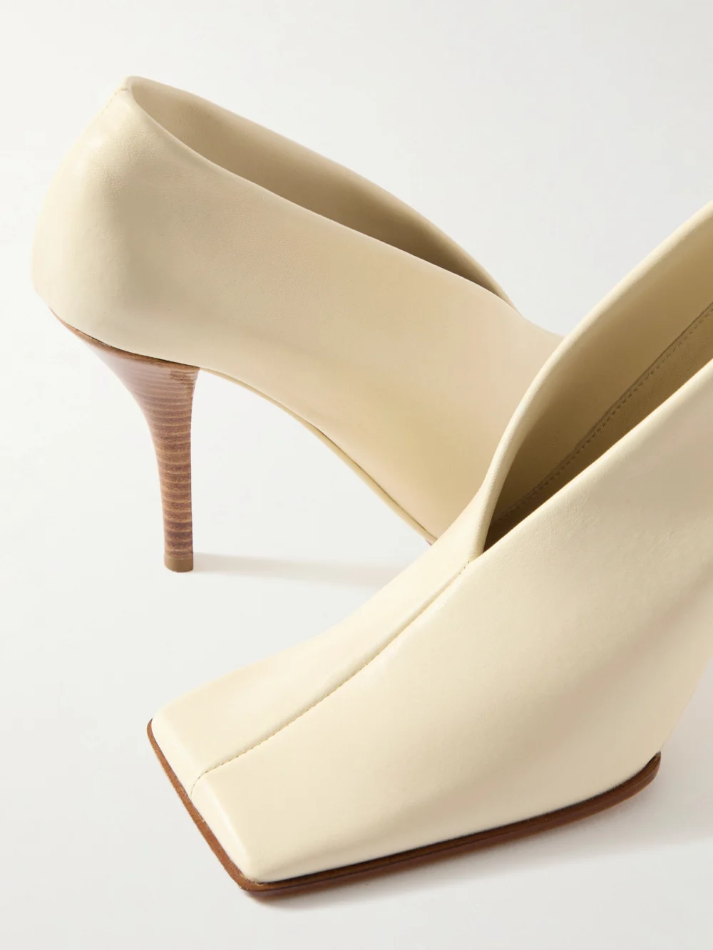 Close-up detail of the Alaïa 90 Leather Pumps