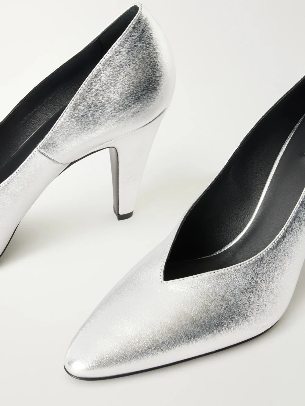 Close-up detail of the Alaïa 90 Metallic- Leather Pumps