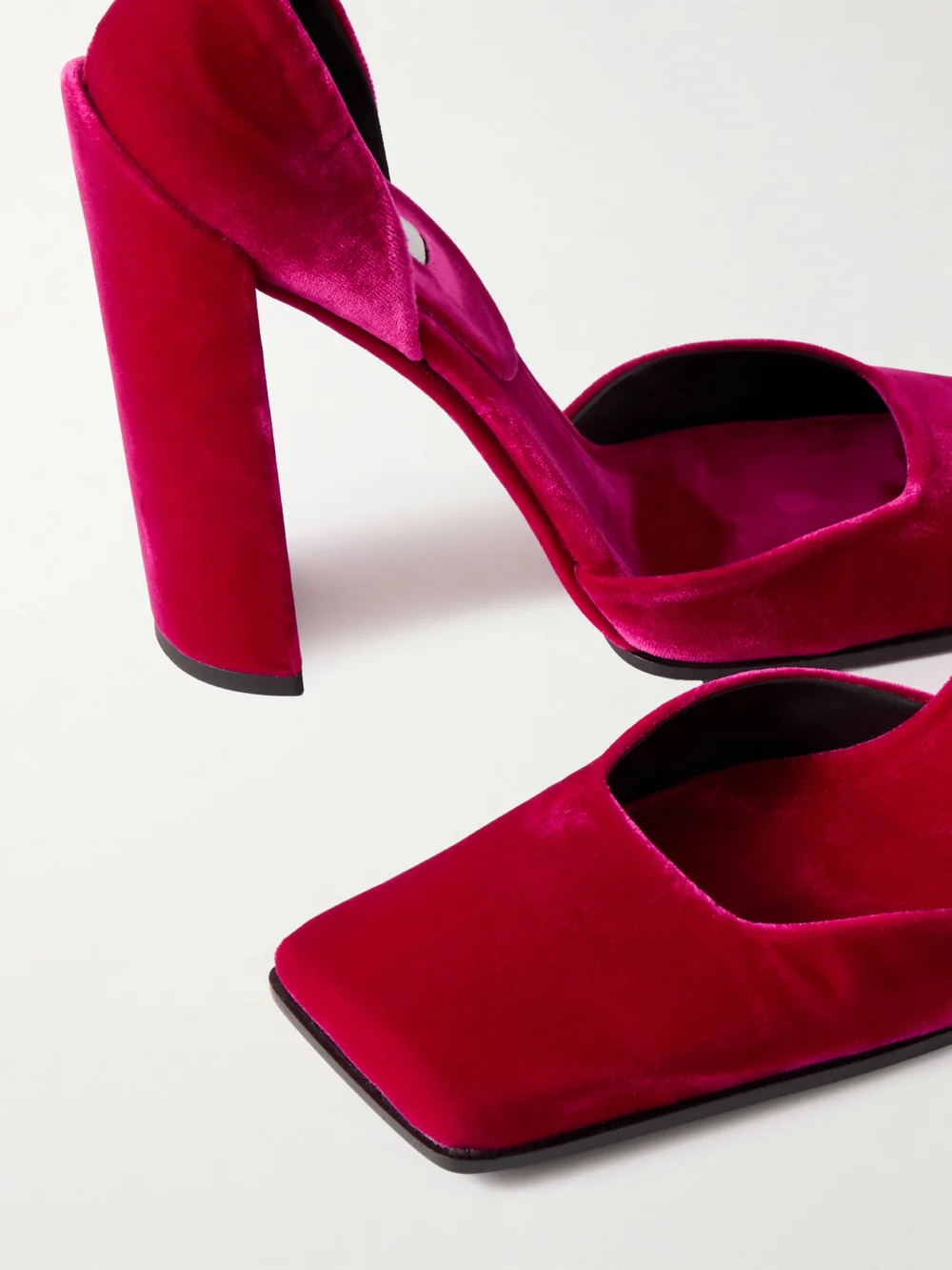 Close-up detail of the Alaïa 90 Velvet Pumps