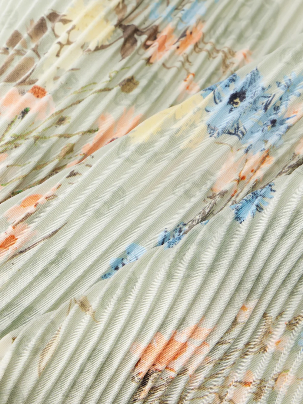 Close-up detail of the Alexander McQueen Floral-print Plissé Silk-satin Scarf