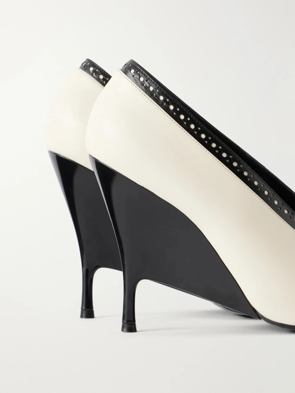 Close-up detail of the Alexander McQueen Koko Two-tone Lace-detail Leather Pumps