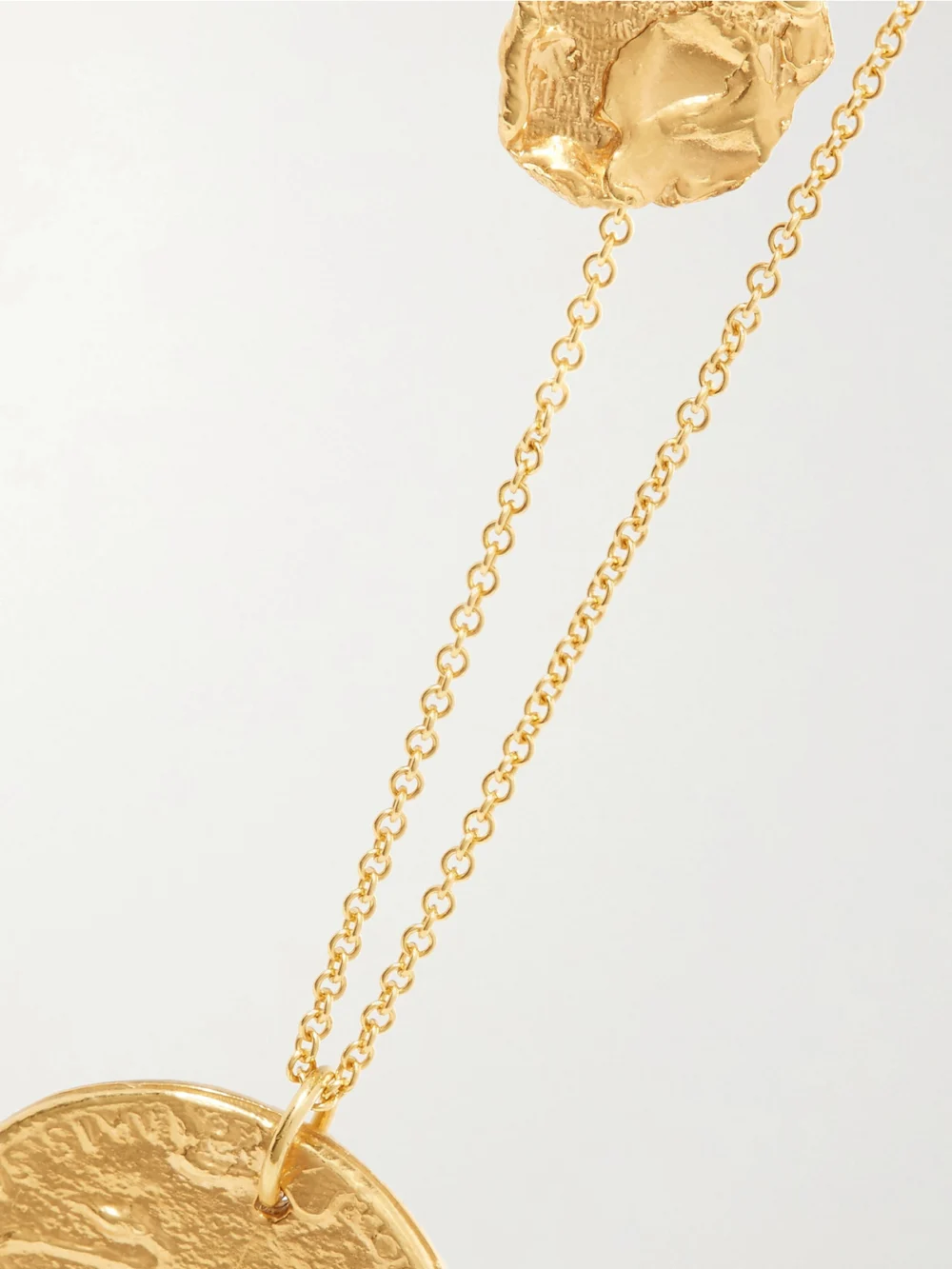 Close-up detail of the Alighieri Summer Night Gold-plated Necklace