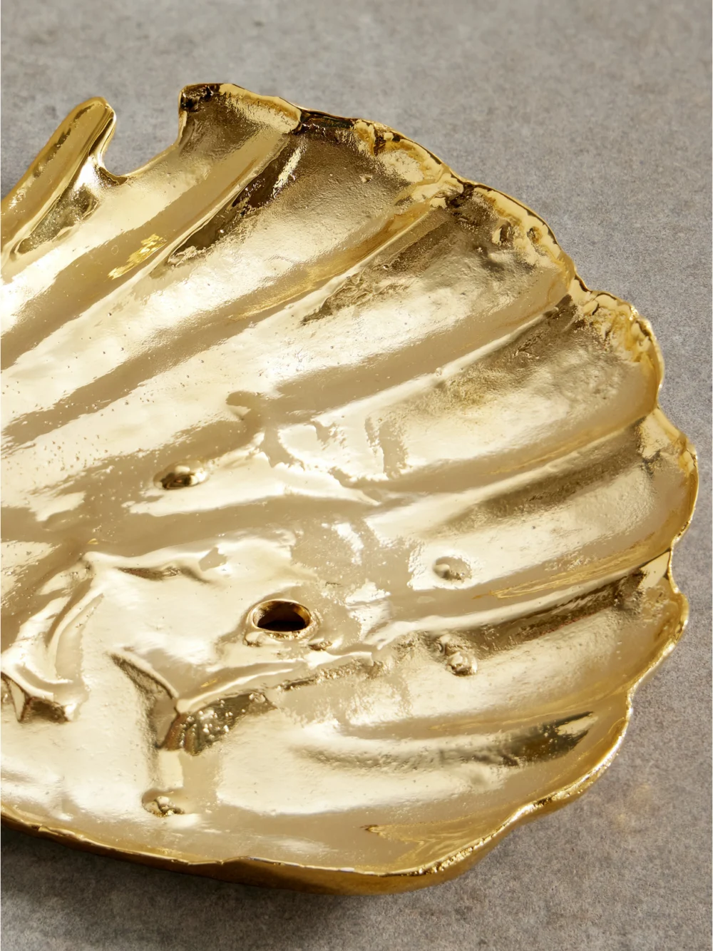 Close-up detail of the Alighieri The Shell of Clarity Gold-plated Dish