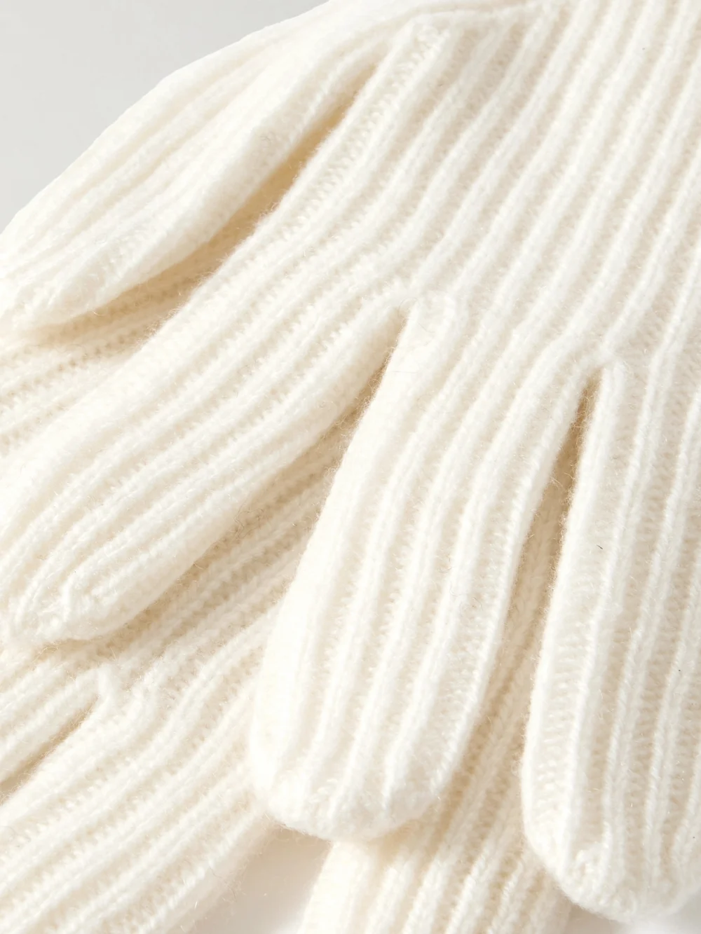 Close-up detail of the Arch4 Jessie Ribbed Cashmere Gloves