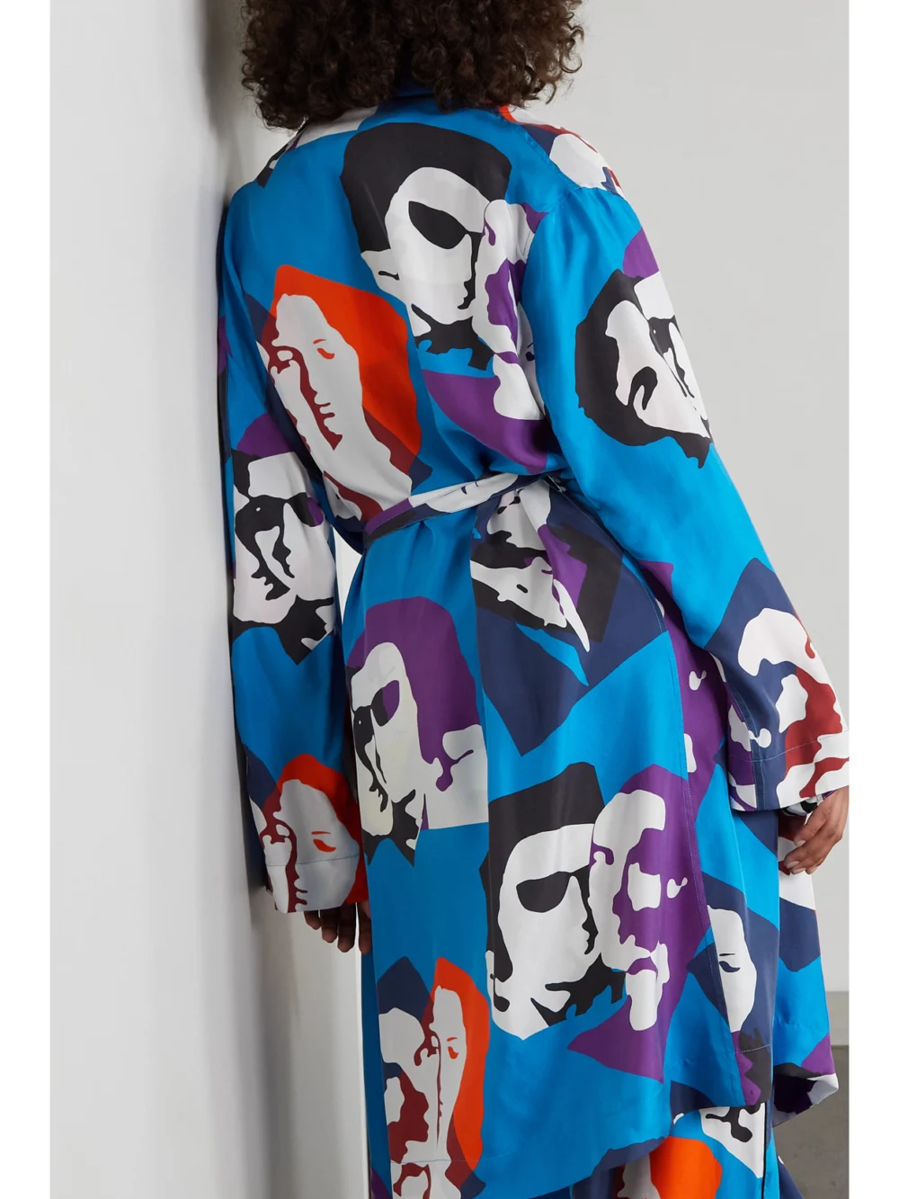 Back view of the Az Factory Pijama the Kiss Belted Printed Silk-twill Robe