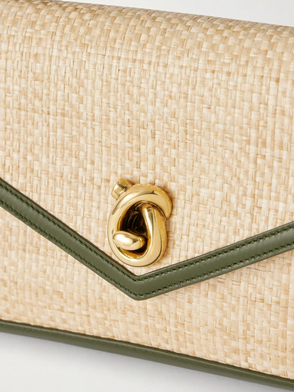 Close-up detail of the Bottega Veneta Knot Lock Leather-trimmed Woven Raffia Shoulder Bag