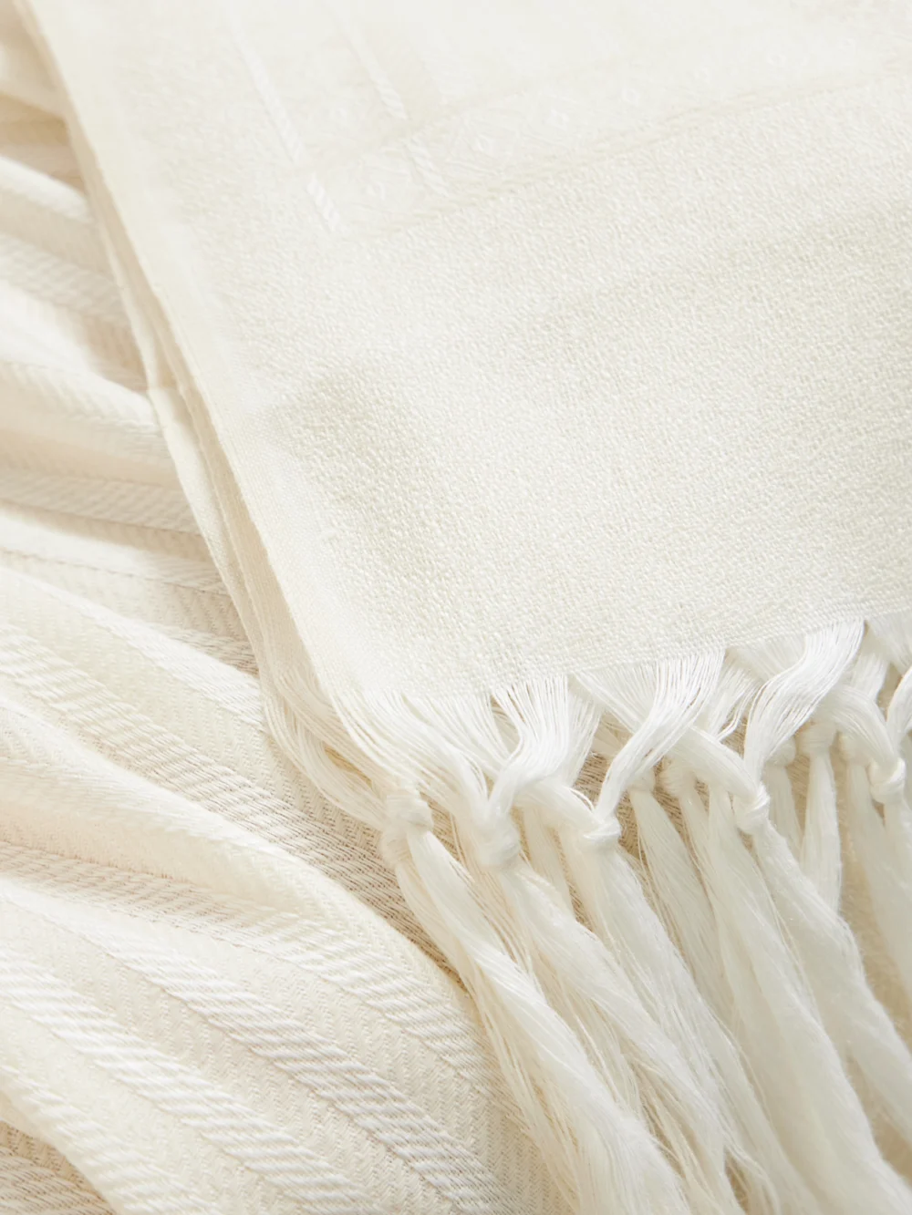 Close-up detail of the Brunello Cucinelli Set of Two Fringed Linen and Cashmere-blend Jacquard Beach Towels