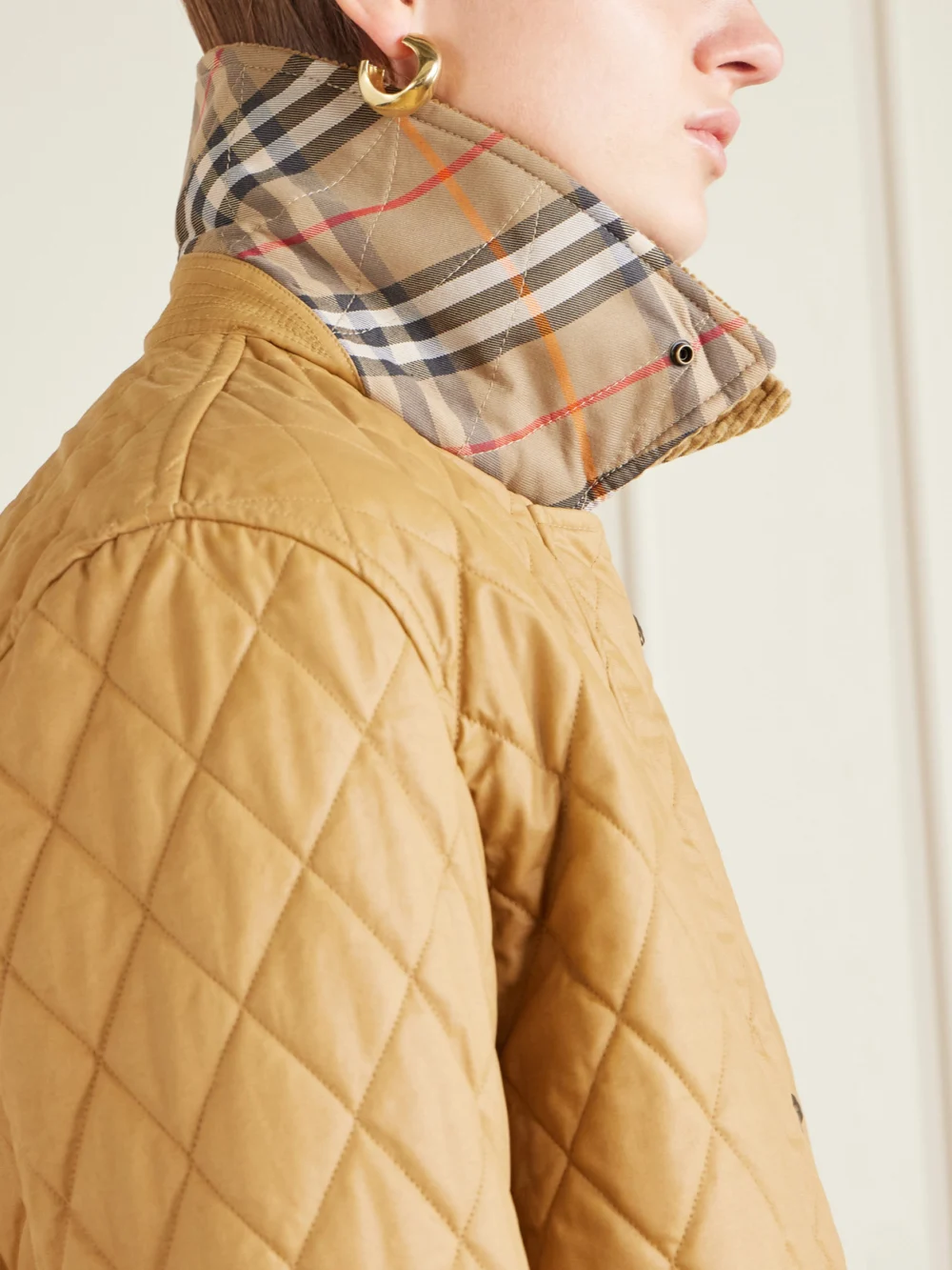 Close-up detail of the Burberry Cropped Shearling-trimmed Coated-cotton Jacket