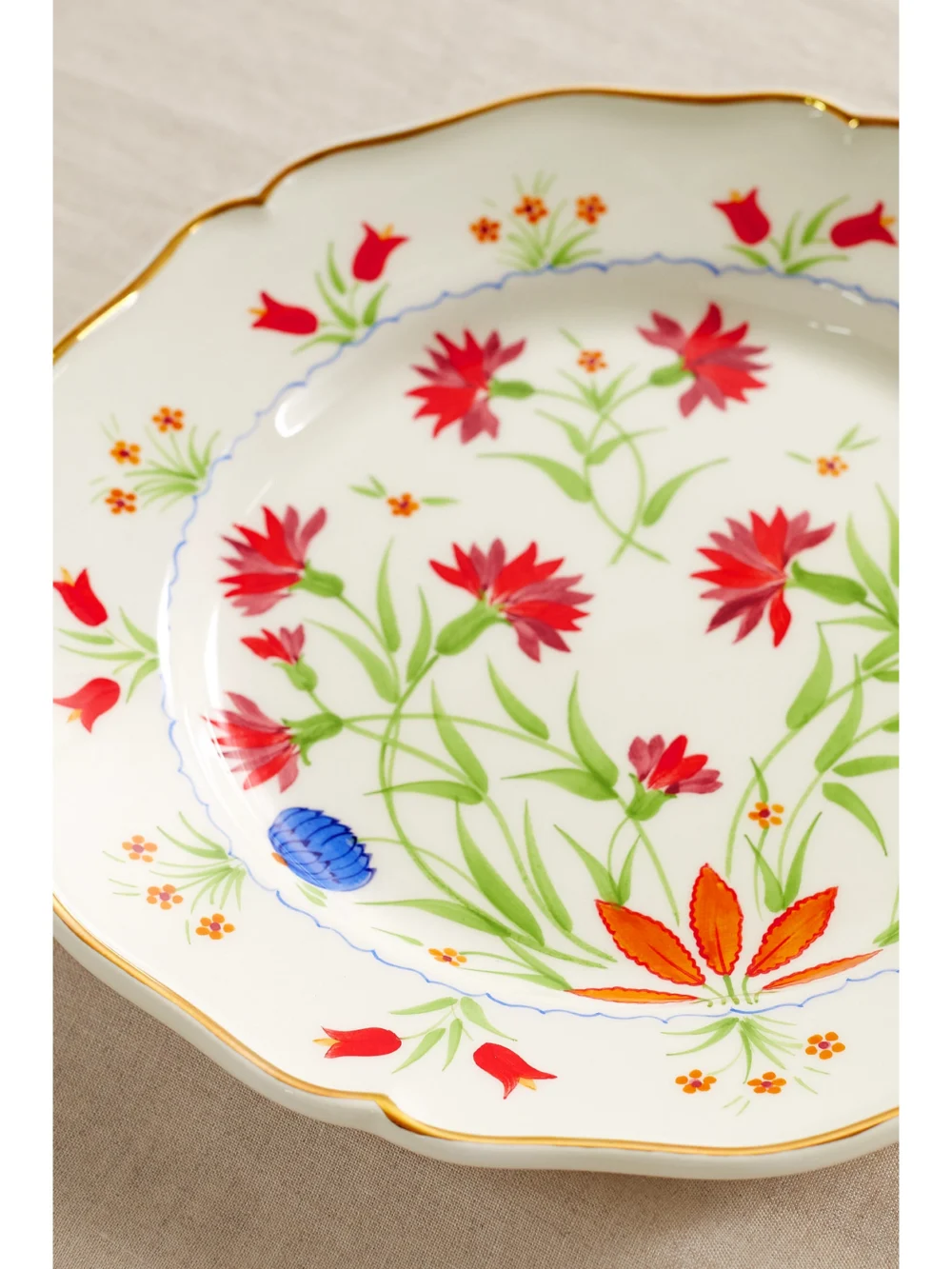 Close-up detail of the Cabana + Carolina Herrera Josefina 27cm Gold-plated Ceramic Dinner Plate